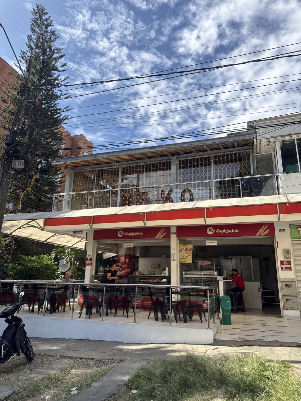 Fachada de Espigados en La Castellana, con terraza